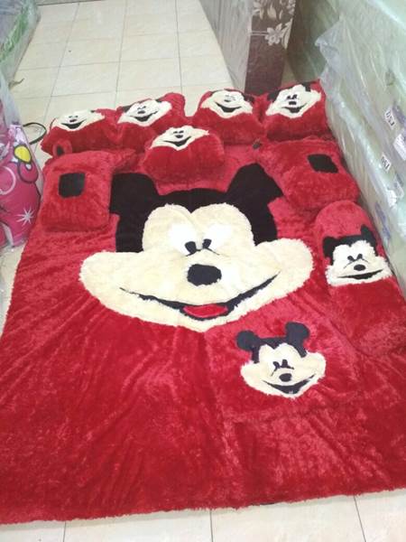 Karpet rasfur karakter Mickey Mouse merah
